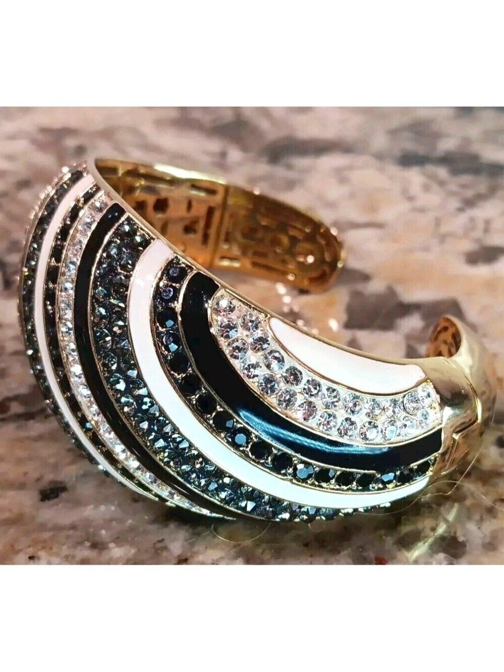 STUNNING, Akkad Black Green White Drop Dead Gorgeous SPARKLING Bangle Bracelet